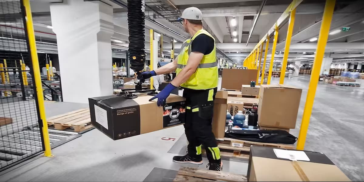Elevador de cajas en operación de empaque