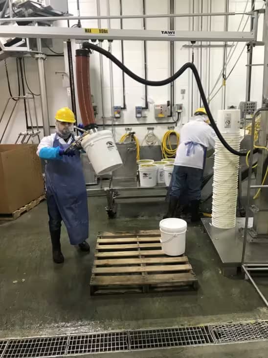 Volcado controlado de baldes con elevador ergonómico