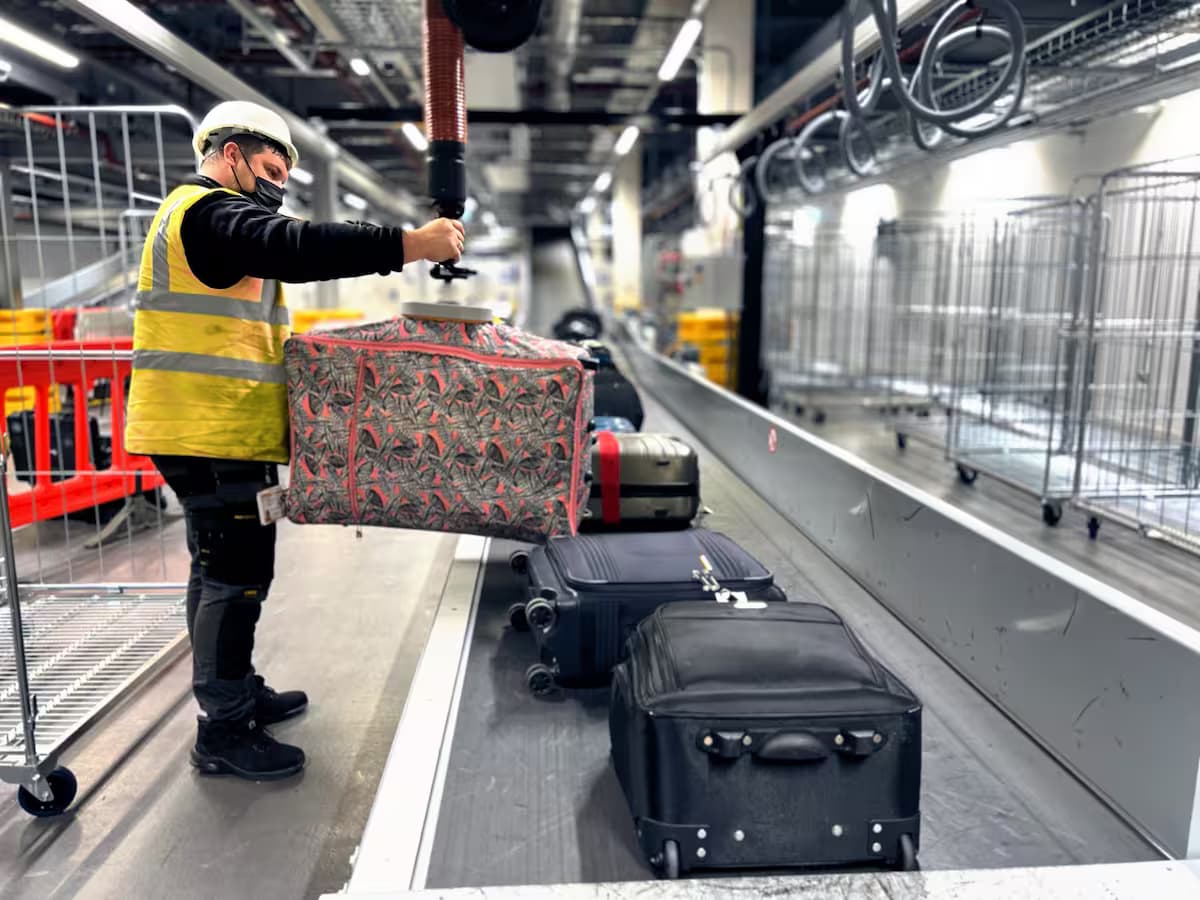 Elevador de equipaje en operación aeroportuaria